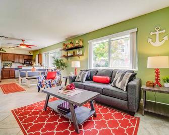 2br/2ba Owner's Unit, Very Large, Private Backyard - Fort Lauderdale - Living room