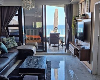 Luxury 2-Bedroom Sea View apartment in uMhlanga with AC, full kitchen, Free Wifi - Umhlanga - Vardagsrum