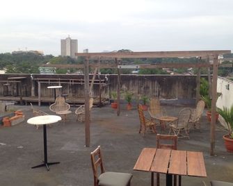 Woodpecker Lodge, Kuching - קוצ'ינג - מרפסת