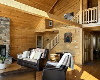 Escape to a one-of-a-kind Mountaintop Retreat with panoramic westerly views - New Milford - Sala de estar