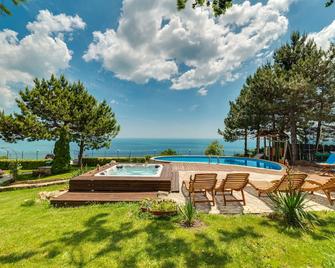 Sunny House,amazing sea view,heated pool,jacuzzi, sauna,BBQ zone,fireplace - Balchik - Piscine