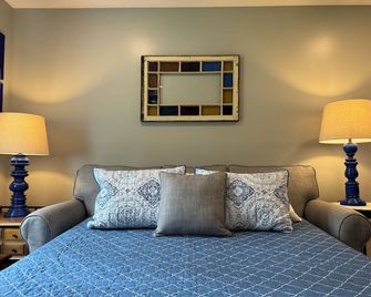 Peaceful 1-Bedroom Retreat in Town - Bloomington - Living room