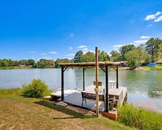 Kilgore Lakefront Home w/ Private Dock & Pier! - Kilgore