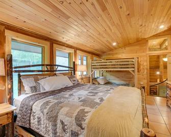 Secluded Greenville Cabin Walk to Moosehead Lake! - Greenville - Bedroom