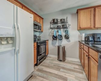 Vibrant and cozy in-town Louisburg 3 bedroom, 2 1/2 bath townhouse - Louisburg - Kitchen