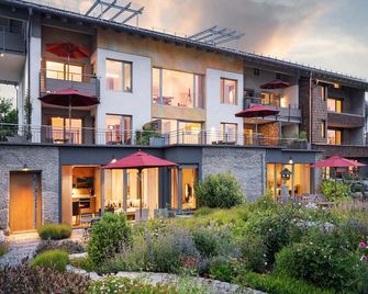 Loggia, 42 qm Dachgeschoss, Wohn-/Schlafraum kombiniert - Bad Endorf - Gebäude