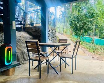 SR Villa - Serenity by riverside - Meppādi - Patio
