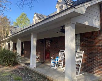 Beautiful and quiet older neighborhood with easy access to the square and campus - Oxford - Patio