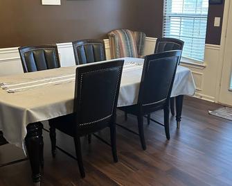 Cozy one bed room in a nice neighborhood. - Fort Valley - Dining room