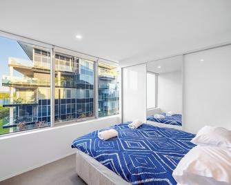 Lakefront Modern 2 Bdr Apartment With 2 Parking Kingston - Kingston - Bedroom