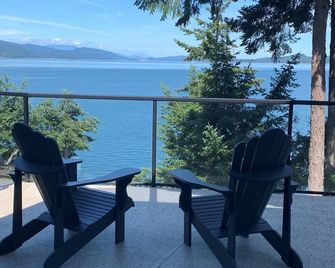 Ocean Front- 8 Bedroom Luxury Vacation Home Featuring Boat Moorage And Kayaks - Pender Island - Balcony