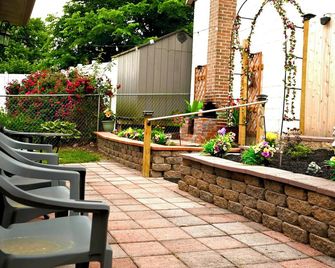 3bd & 2bath cottage-sleeps 6 Secure bike storage available upon request! - Williamsport - Patio