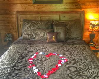 Secluded luxury cabin on 450 acres with hot tub, 4wheeler trails - Hatfield - Bedroom