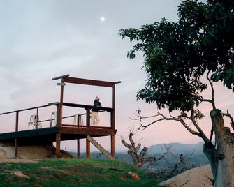 A Cozy Fireside Glamping Escape with Ridge Views - Fallbrook