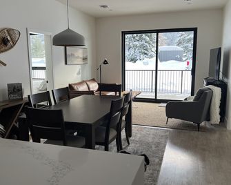 Cozy & bright mountain getaway. Enjoy a soak after a hard day's play! - Revelstoke - Dining room