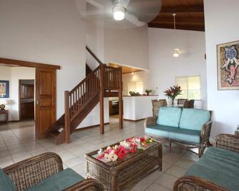 بوبيز أون ذا لاجون - بورت فيلا - غرفة معيشة