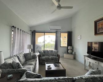 Charming 2-bedroom beachfront condo with AC and a pool in amazing Christiansted - Christiansted - Living room