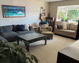 Family friendly 4-bedroom house near beaches, parks, restaurants and UCSB - Schoener - Huiskamer