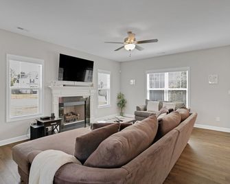 Spacious 4 BD Golf Getaway with Game Room! - Aberdeen - Wohnzimmer