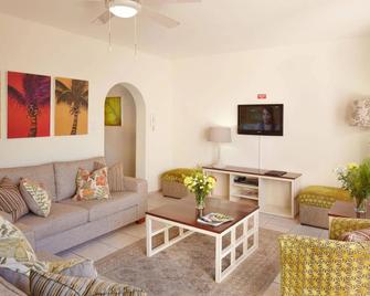 First Group Palm Park - Margate - Living room