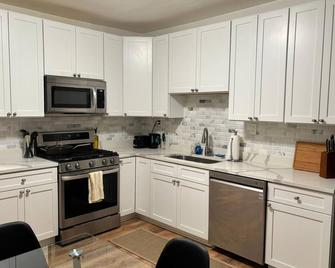 Steel City Stay- 4B/2B Getaway - Pittsburgh - Kitchen