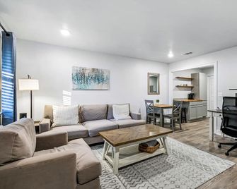 Cozy 2Bed 1Bath Property Near Downtown Covington and St. Tammany Hospital - Covington - Soggiorno