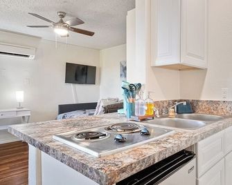 Bastrop Bungalow: Charming studio with strong WiFi and pine trees galore - Bastrop - Cozinha