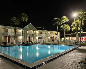 Newly Room in cozy hotel with Super location to the Parks - Kissimmee - Pool