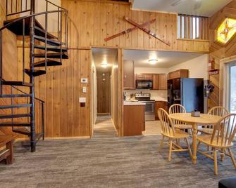 Iron River Condo with Gas Grill Near Skiing and Hiking - Iron River - Comedor