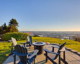 Scenic Tacoma Apartment with Deck and Fire Pit! - Tacoma - Patio