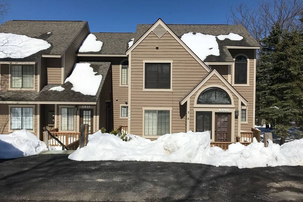 Cozy Fall Condo - Great View of Hidden Valley Resort - Hike-Bike-Golf