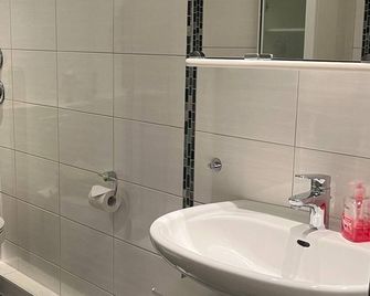 Ferienwohnung-Wesertal - Hamelin - Bathroom