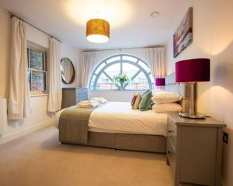 Urban Living's ~ King Edward Luxury Apartments in the heart of Windsor - Windsor - Bedroom