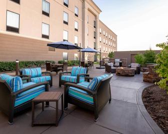 Hampton Inn & Suites Wheeling-The Highlands - Triadelphia - Innenhof