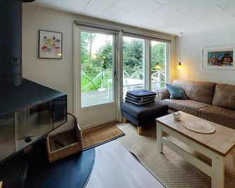 2 Bedroom Beautiful Home in Hoeoer - Hoor - Sala de estar