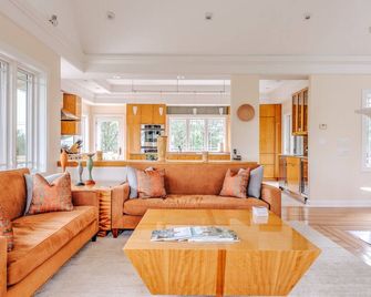 Bordering 130 Acre Preserve, Heated Gunite Pool, Eat-In Chefs Kitchen - Napeague - Living room