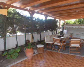 Takis Hotel - Ialysos - Patio