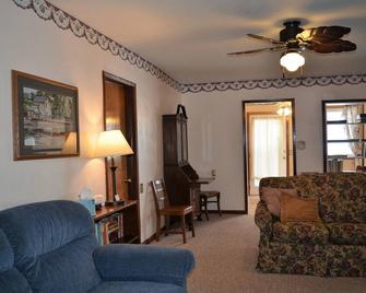 5 minutes to Little River Lake! Three-Bedroom Cottage -Accommodates 7 guests - Leon - Sala de estar
