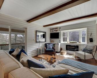 The Farmhouse-ish - East Jordan - Sala de estar
