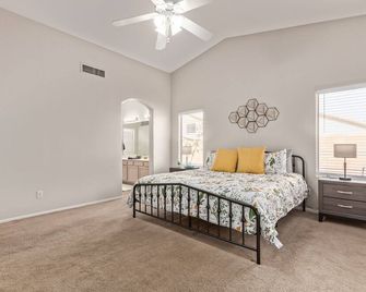 Peoria Perfect! Stadiums Within Minutes! Sleeps 6. Pet Friendly. - Peoria - Bedroom