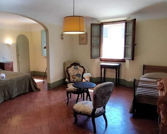 Triple room with private bathroom and kitchenette - Certaldo - Camera da letto