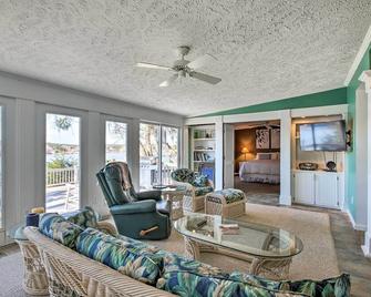 Unique Camden Waterfront with Spectacular Views! - Camden - Living room