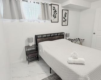 Charming: Cozy Getaway Apartment - Staten Island - Bedroom
