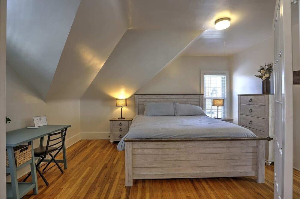 1 minute to historic downtown, bring your pet! - Sheridan - Bedroom