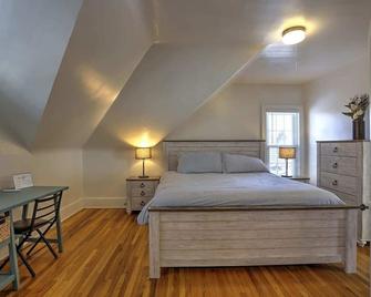 1 minute to historic downtown, bring your pet! - Sheridan - Bedroom