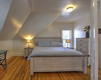 1 minute to historic downtown, bring your pet! - Sheridan - Bedroom