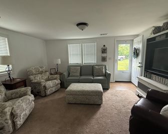Delaware Turf Bungalow’s Sister! - Milford - Living room