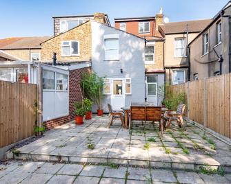 Single Room with a shared Kitchen and bathroom in a 5-Bedroom House at Hanwell - Southall - Patio