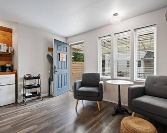 Your Home Away From Home! Pet-friendly, Free Parking, Near Long Beach Boardwalk - Лонг-Біч - Вітальня