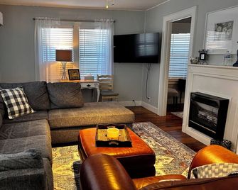 The Bird's Nest/Cozy 1 BR apartment with shared Pool & Patio - Pauls Valley - Вітальня